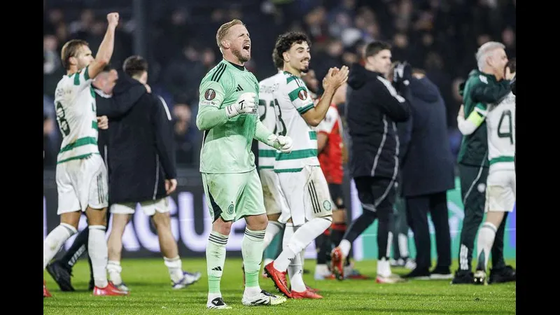 Cầu thủ của Dobrudzha cố gắng ngăn chặn Ludogorets trong trận đấu quyết liệt