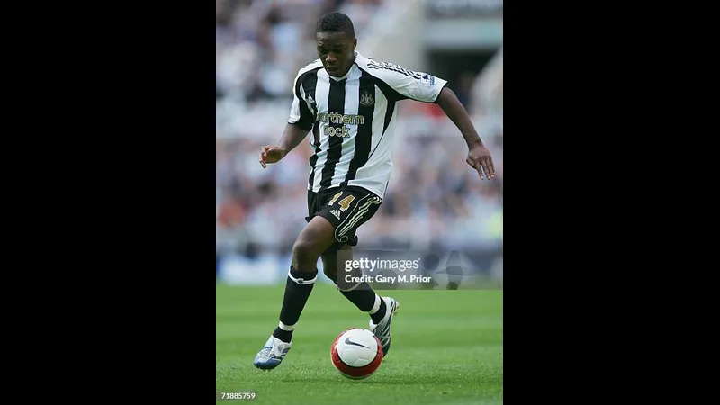Cầu thủ Newcastle chạy nhanh với bóng trước sự đeo bám của cầu thủ Fulham Cầu thủ Newcastle chạy nhanh với bóng trước sự đeo bám của cầu thủ Fulham